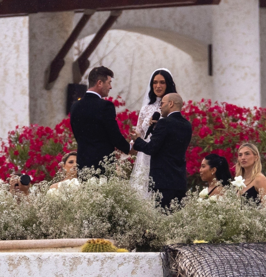 Poznati muzičar oženio 18 godina mlađu: Isplivali kadrovi sa glamuroznog venčanja! (FOTO)