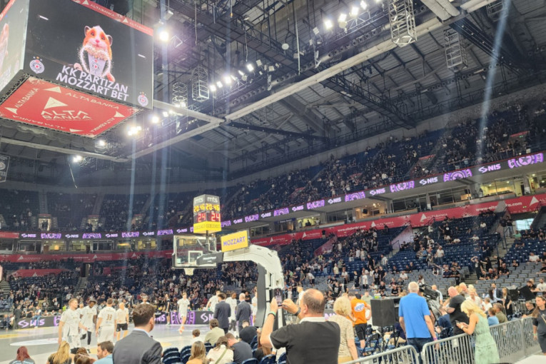 Partizan uživo bodri i dobro poznato lice: Grobari se uvek oduševe kada ga vide (FOTO)