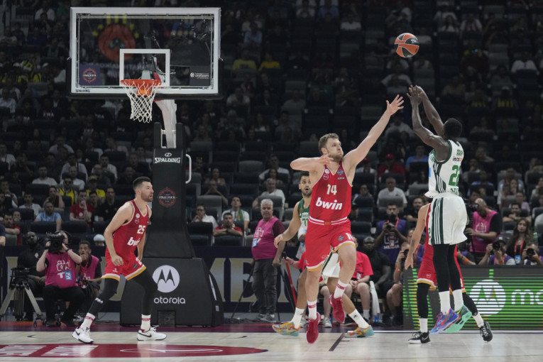 Haos u Grčkoj se nastavlja: Umešala se i Vlada, utakmica PAO - Olimpijakos suspendovana (FOTO)