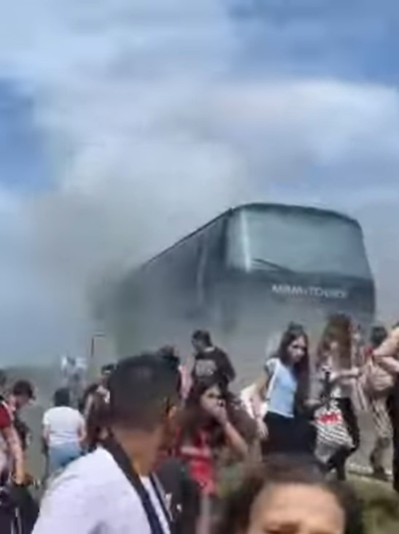Ekskurzija pretvorena u horor: Autobus pun dima, deca iskaču, vozilo potpuno izgorelo! Pogledajte (VIDEO)