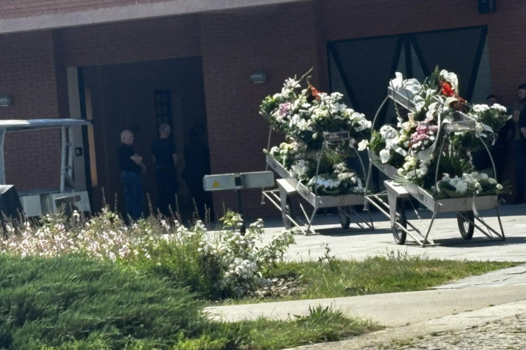 Sahranjena Tijana (19) koja je poginula tokom parasejlinga: Potresne scene na groblju, porodica i prijatelji je ispratili na večni počinak