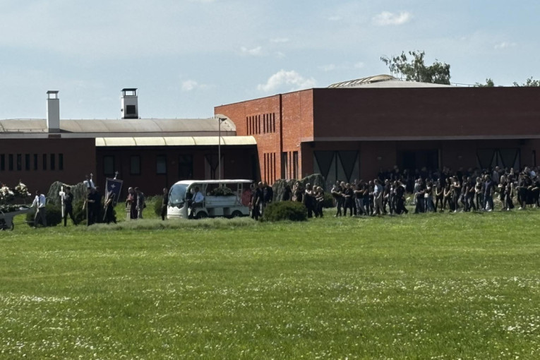 Sahranjena Tijana (19) koja je poginula tokom parasejlinga: Potresne scene na groblju, porodica i prijatelji je ispratili na večni počinak