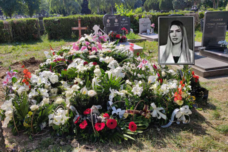 Suze, beli kovčeg i more cveća: Novi Sad tuguje za tinejdžerkom koja je poginula u Budvi (FOTO/VIDEO)