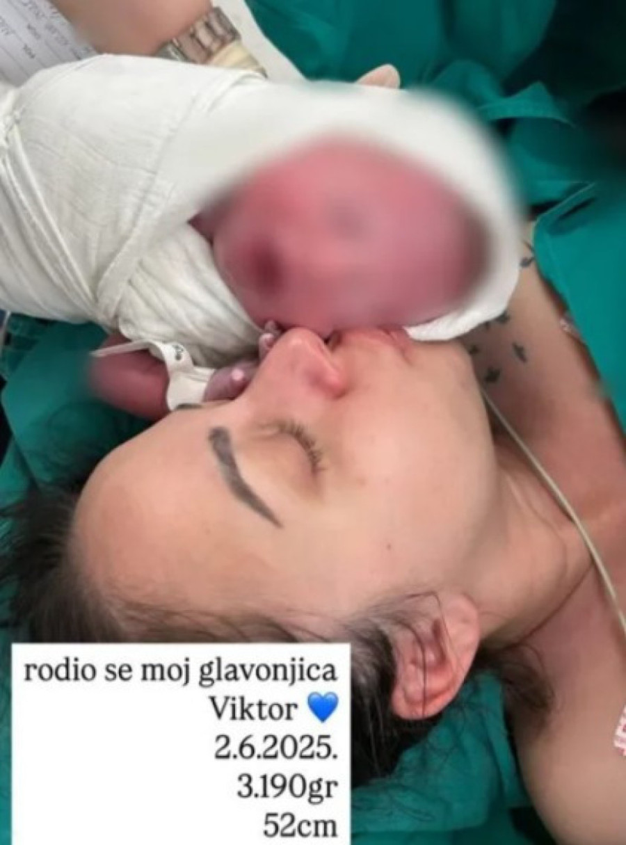 Porodila se naša pevačica: Isplivala prva fotografija mame i bebe iz porodilišta!