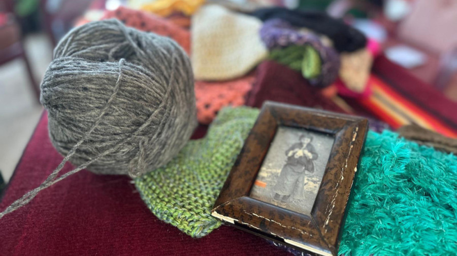 Uzmi igle - one će te othraniti: Milica sa deset godina naučila da štrika a i danas to obožava iako je u osmoj deceniji