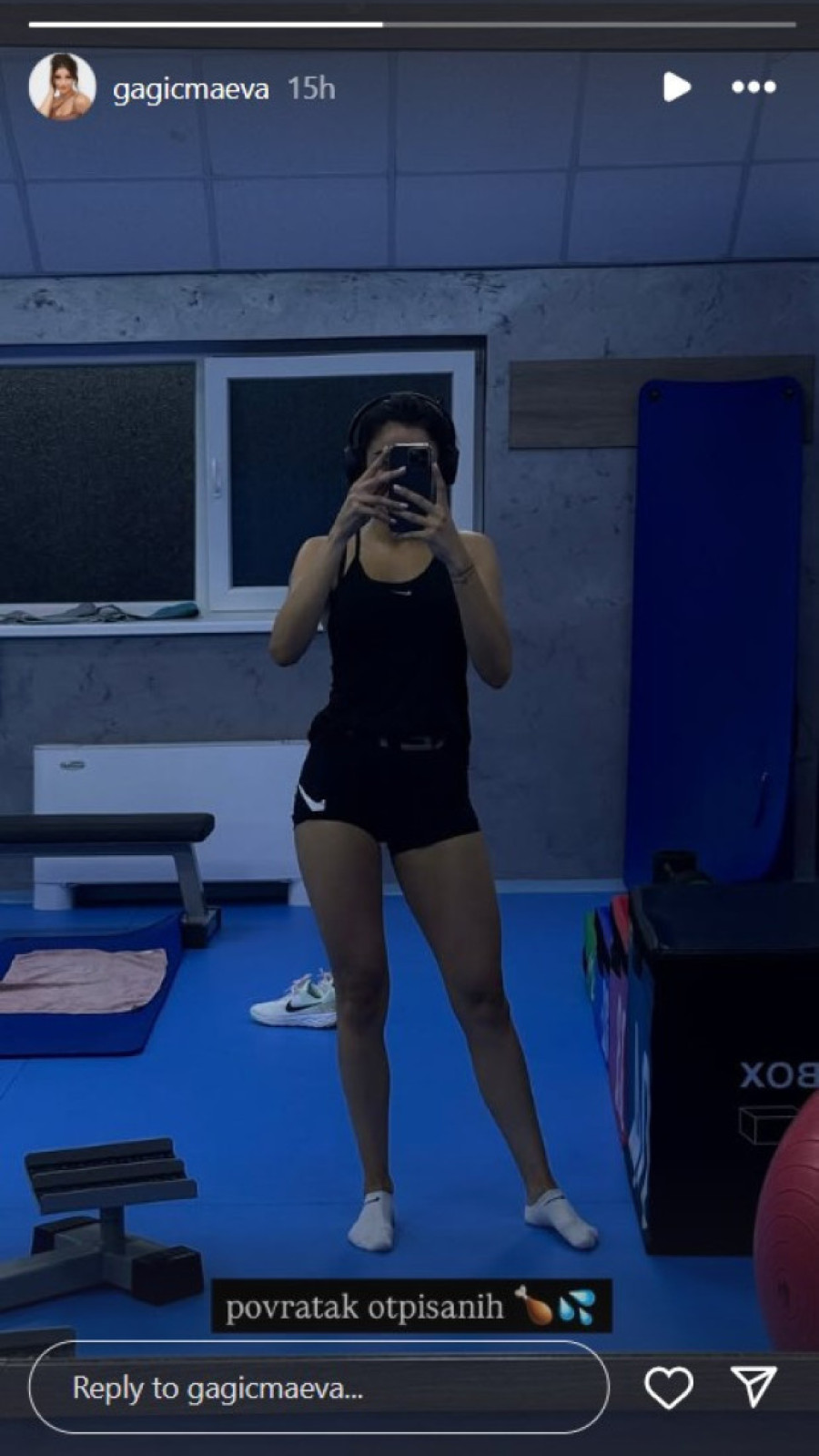 Minijaturni šorts i vitke noge: Bivša verenica Darka Lazića mami uzdahe! (FOTO)