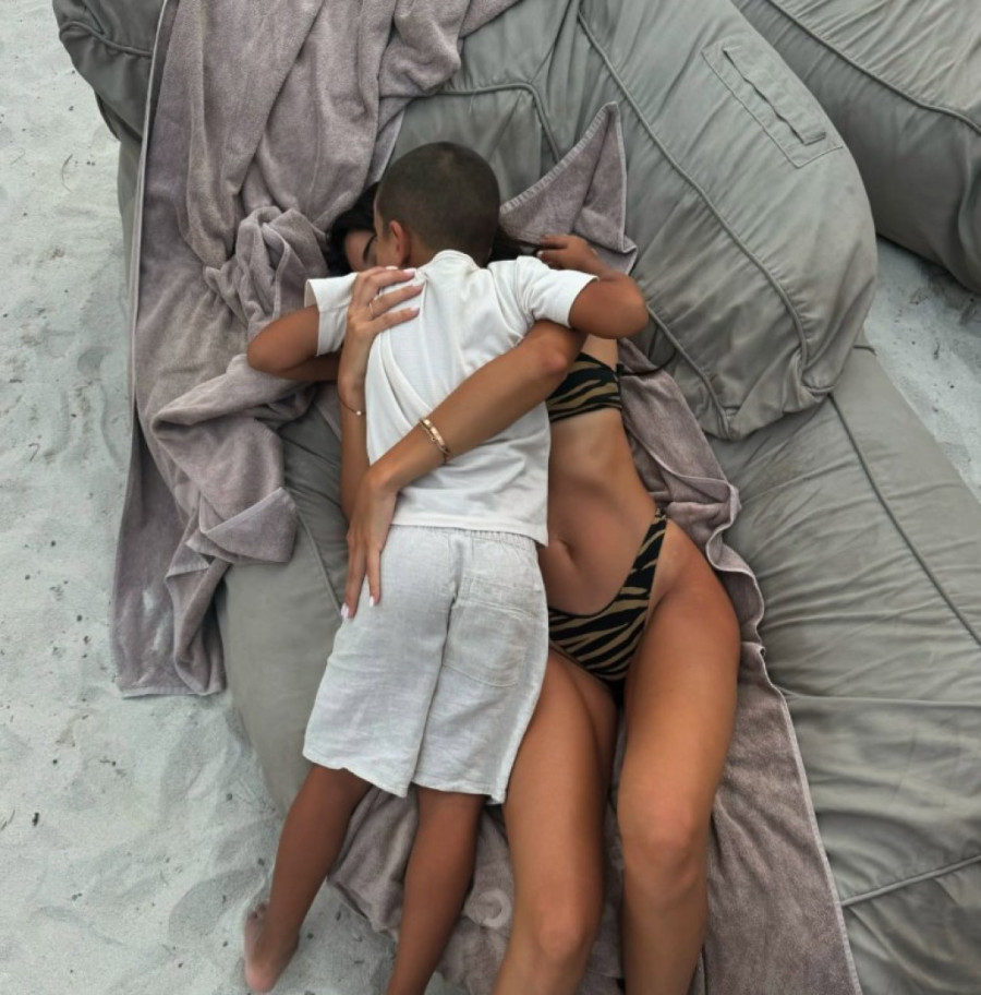 Minijaturni šorts i vitke noge: Bivša verenica Darka Lazića mami uzdahe! (FOTO)