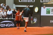Skandal na Rolan Garosu, Muzeti pogodio sudiju! Novak je zbog toga diskvalifikovan! (VIDEO)