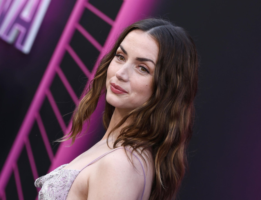 Ana de Armas u suzama pre nego što je "spalila" sto ljudi: Snimanje traumatične scene u "Balerini" (FOTO/VIDEO)