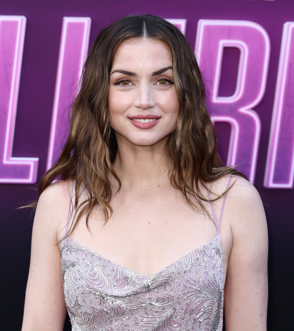 Gracioznost na delu: Ana de Armas blista u puder haljini sa srebrnim detaljima, pokazala kako treba da izgleda prava zvezda (FOTO)