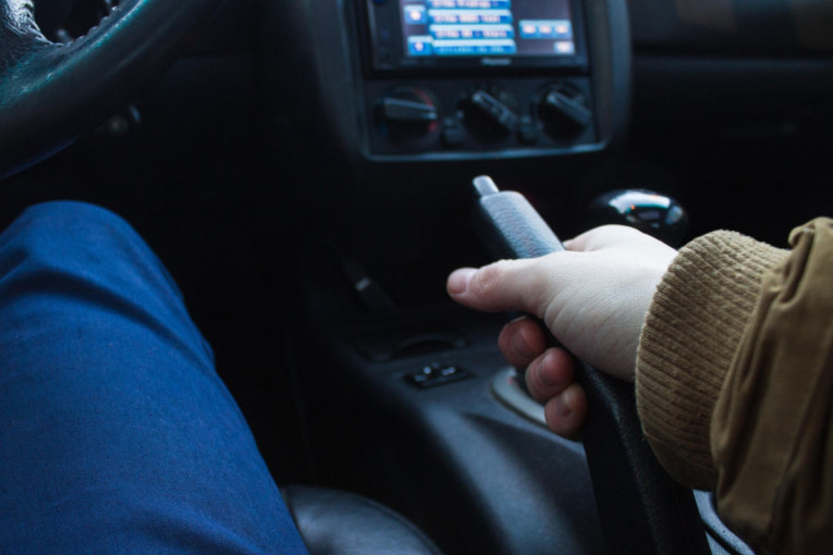 Zašto se nikada ne treba lepiti nekome „na branik“: Sekunda nepažnje može izazvati ovakav haos (VIDEO)