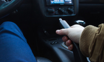 Da li uvek treba povući ručnu kočnicu pri parkiranju? Stručnjaci imaju jasan odgovor