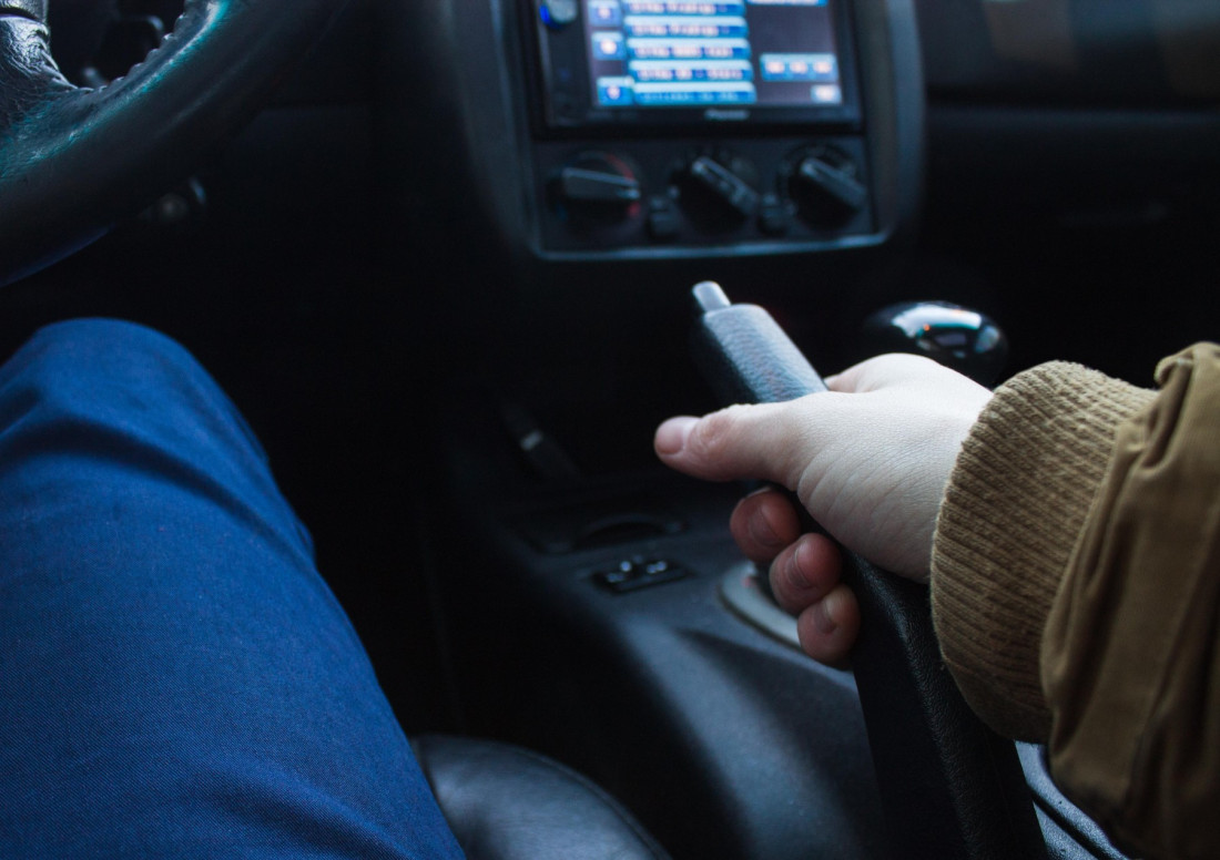 Da li ostavljate auto u brzini ili pod ručnom? Samo jedno rešenje je ispravno i bezbedno