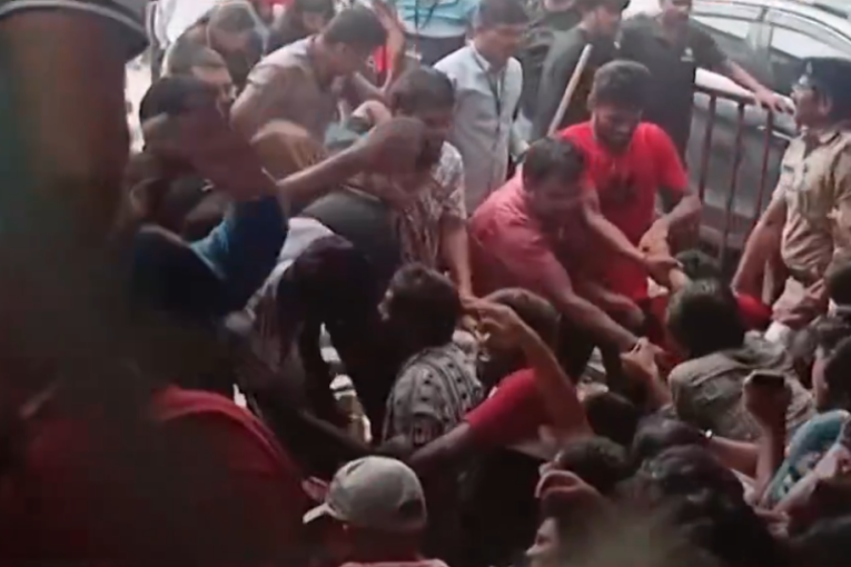 Stampedo u Indiji usmrtio nekoliko ljudi: Stravične scene sa mesta kobne gužve (VIDEO)