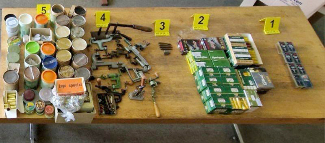 Pao diler oružja iz Bele Crkve: Zastrašujući arsenal pronađen u stanu - barut, puške i mašinice za pravljenje municije! (FOTO)