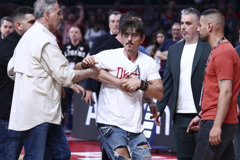 Vlasnici Olimpijakosa nisu hteli za isti sto sa Janakopulosom, ali je "mir" ipak sklopljen