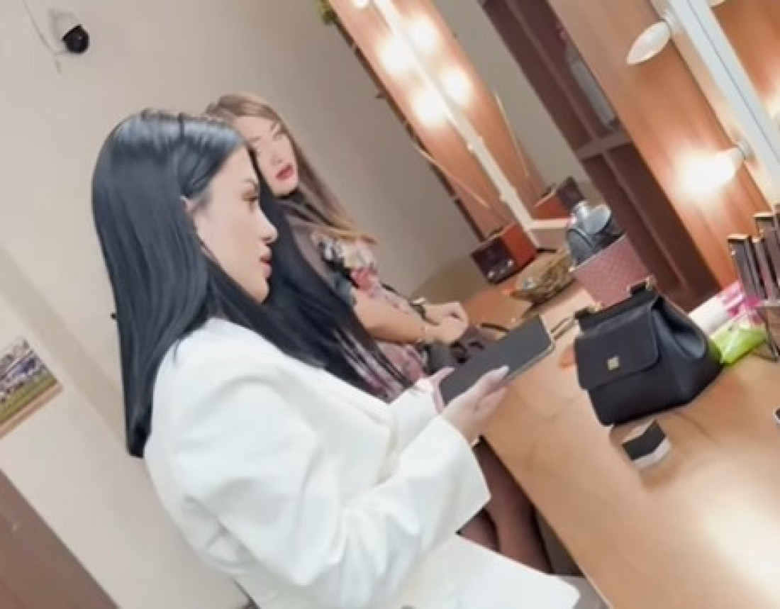 Haos u šminkernici! Objavljen snimak svađe dve poznate pevačice! (VIDEO)