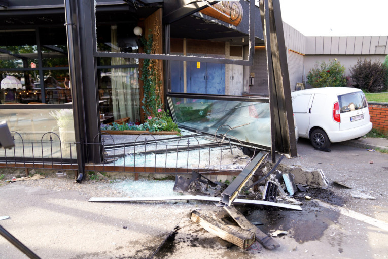 Tinejdžerka (17) napravila haos na Dorćolu: Sela u "audi" i uletela u baštu restorana - povredila sebe i još dvoje ljudi (FOTO)