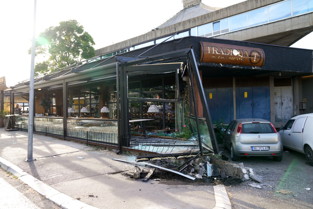Tinejdžerka (17) napravila haos na Dorćolu: Sela u "audi" i uletela u baštu restorana - povredila sebe i još dvoje ljudi (FOTO)