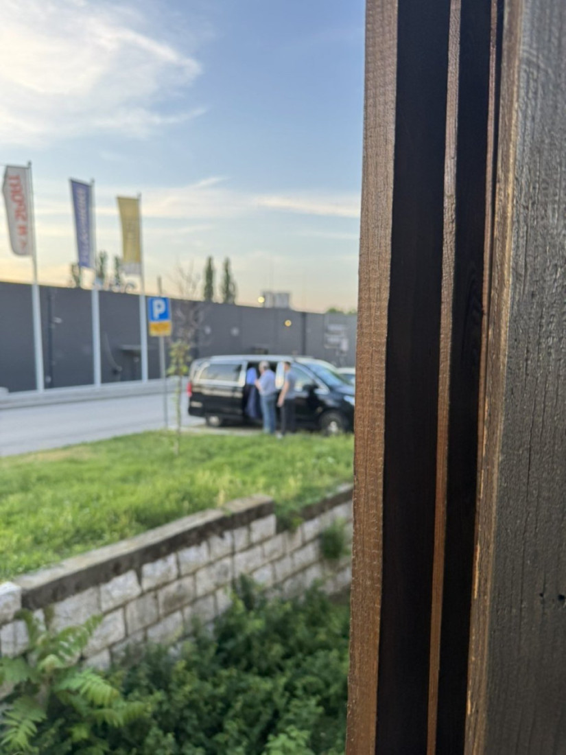 Proglasovci u "majbahu" od pola miliona evra: Više i ne kriju koliko para imaju (FOTO)