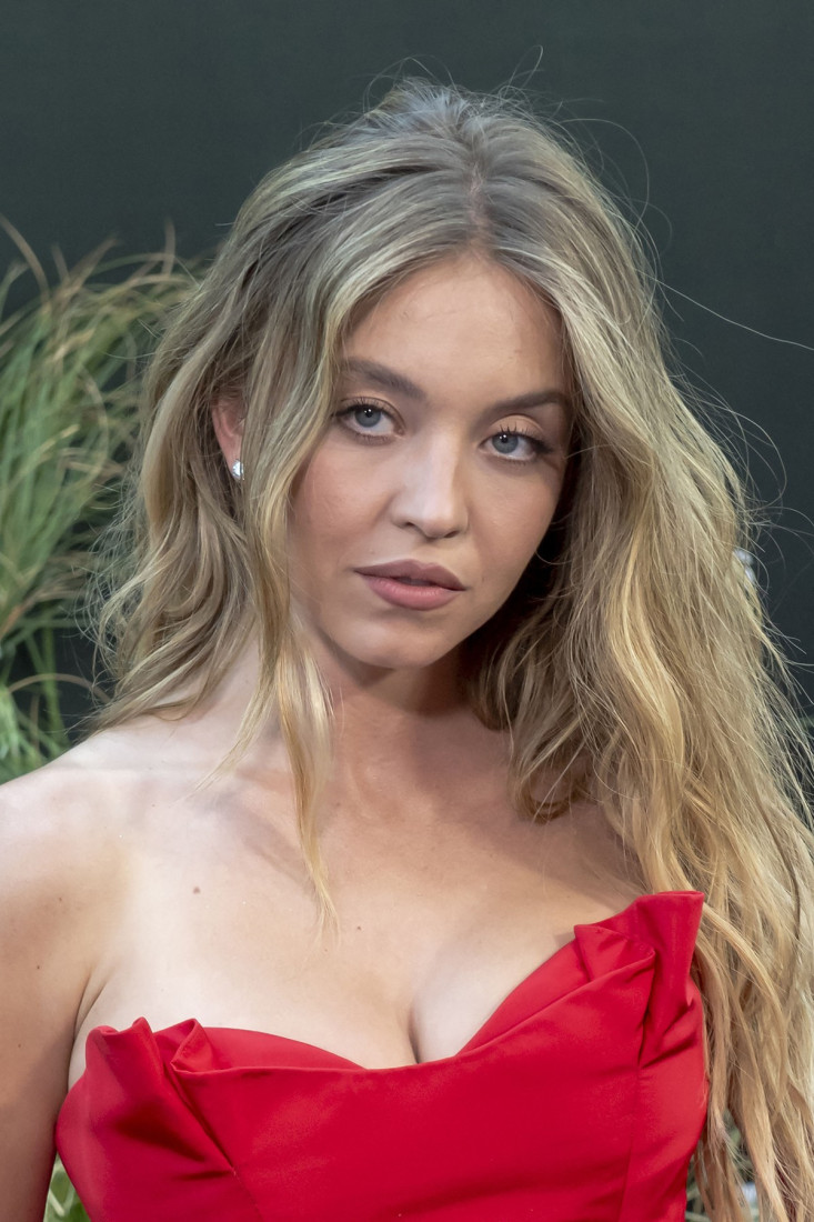 Ponovo zavodi: Sidni Svini u haljini Vire Vang nikog ne ostavlja ravnodušnim (FOTO)