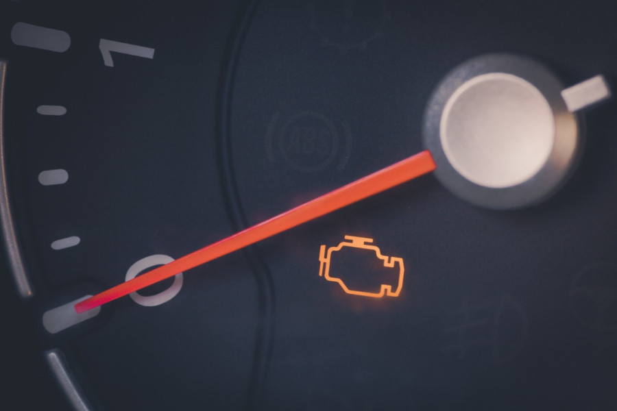 Najozloglašenija lampica na instrument tabli od koje vozače podilazi jeza: Nije svejedno ni da li stalno svetli ili trepće