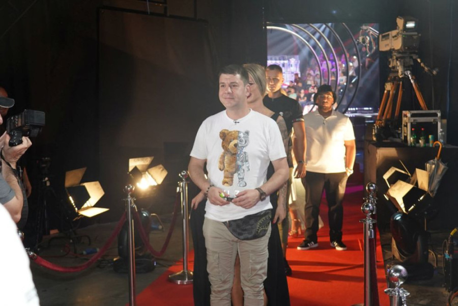 Ivan Marinković za 30 minuta u prisnim odnosima sa tri žene, Miljana Kulić ga ošamarila! Haos na žurki "Elite"