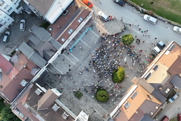 Jedva se okupilo tristotinak ljudi: Raspad završne blokaderske konvencije u Kosjeriću (FOTO)