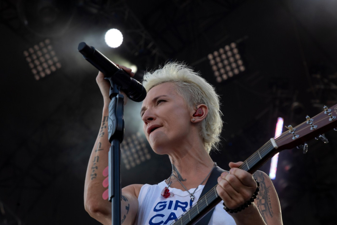 Jeziv snimak! Pevačicu na nastupu u poslednjem trenutku uhvatili da ne pogine!