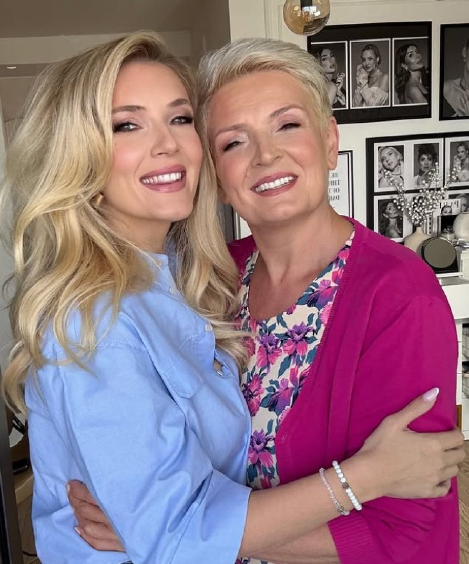 Ovo je majka Nikoline Kovač: Svi komentarišu koliko pevačica liči na nju! (FOTO)