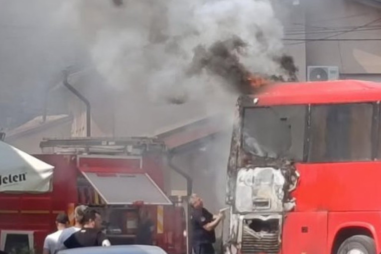 Drama na Ušću! Gori autobus, crni dim kulja iz vozila! (FOTO)