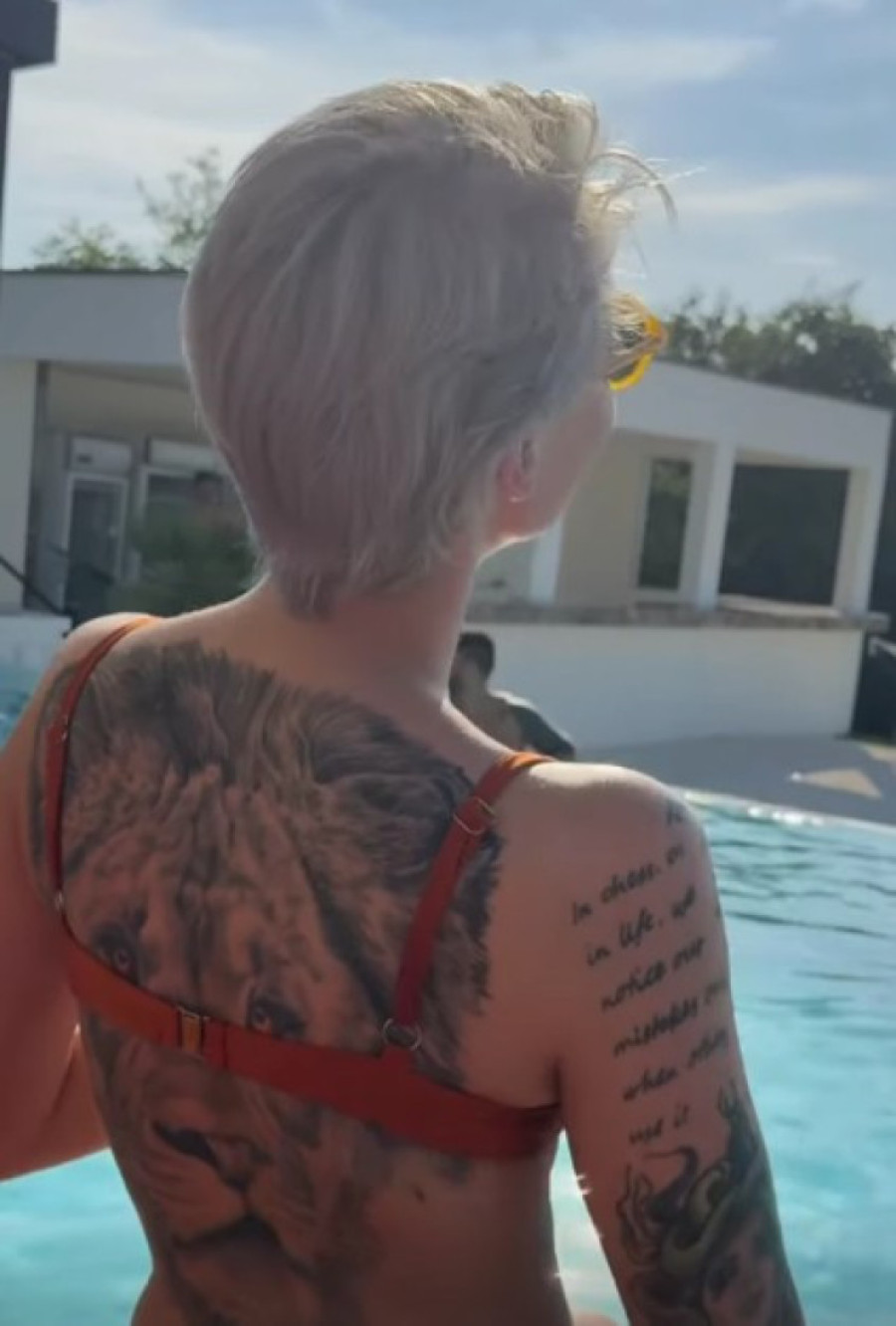 Naša voditeljka pokazala tetovažu preko celih leđa: Ovo mora da je bolelo za sve pare!