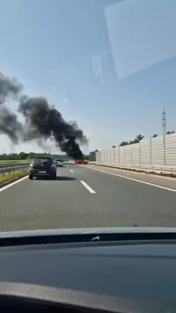 Drama na auto-putu Miloš Veliki: Gori auto! (VIDEO/FOTO)