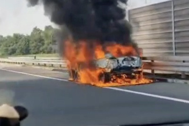Drama na auto-putu Miloš Veliki: Gori auto! (VIDEO/FOTO)