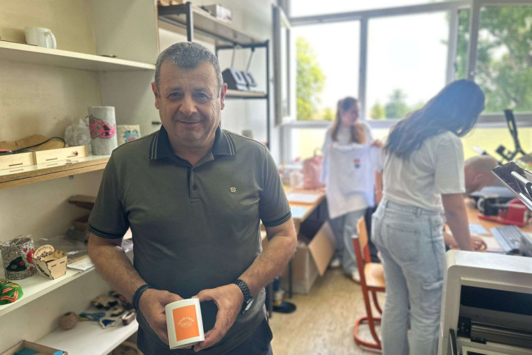 Prva moderna škola u Srbiji koja ima i zadrugu: Deca prave prave predmete od drveta, a deo prihoda ostaje i njima (FOTO)