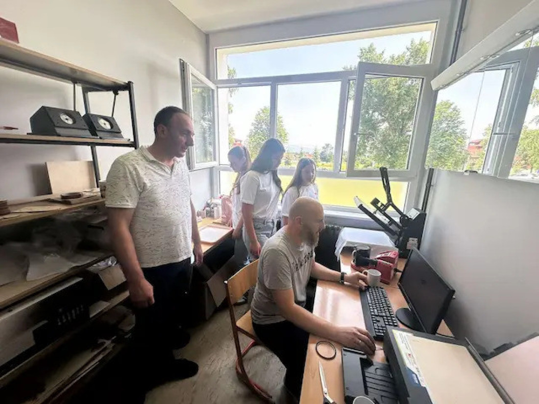 Prva moderna škola u Srbiji koja ima i zadrugu: Deca prave prave predmete od drveta, a deo prihoda ostaje i njima (FOTO)