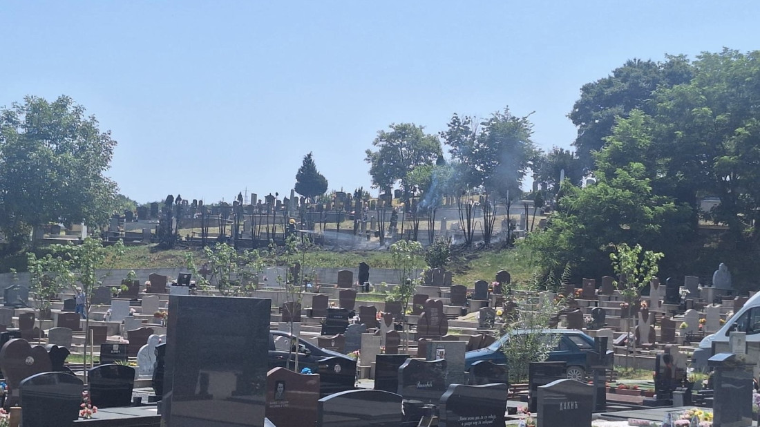 Požar izbio na groblju u Čačku! (FOTO)