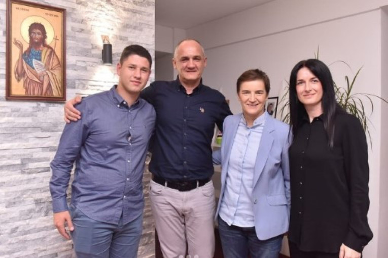 Ana Brnabić posetila porodicu studenta Miloša Pavlovića (FOTO)