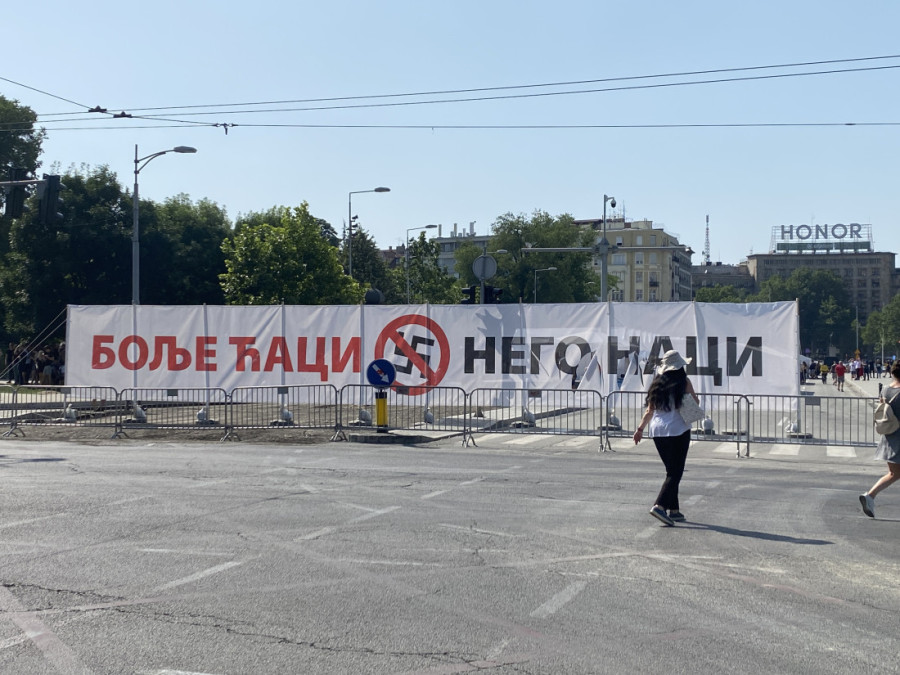 Ispred Pionirskog parka okačen transparent "Bolje Ćaci, nego naci" (FOTO)