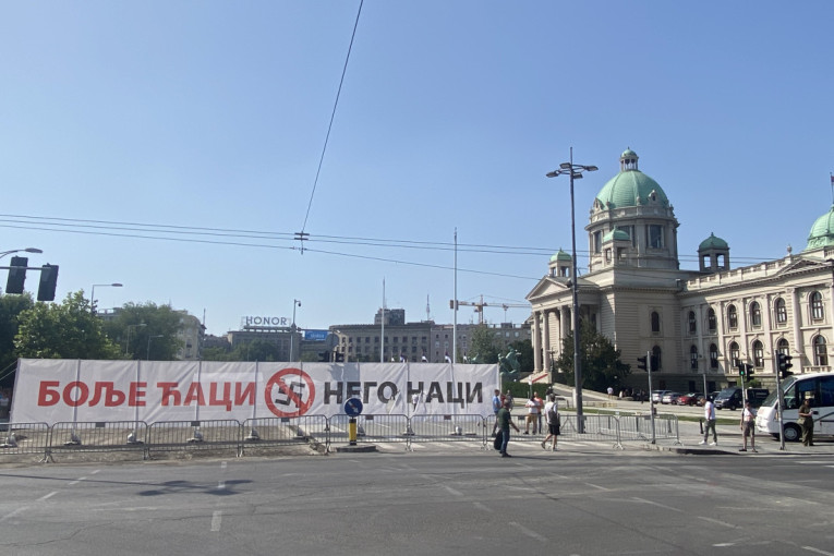 Ispred Pionirskog parka okačen transparent "Bolje Ćaci, nego naci" (FOTO)