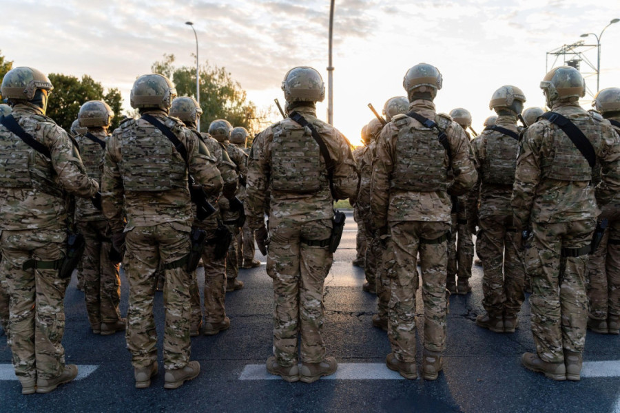 Hit snimak sa fronta: Rusi prolaze kroz cevi da bi izbegli ukrajinske udare (VIDEO)