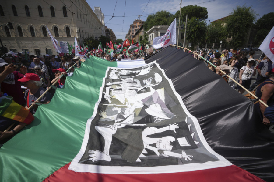 Hiljade ljudi u Rimu na protestu protiv rata u Gazi (FOTO)