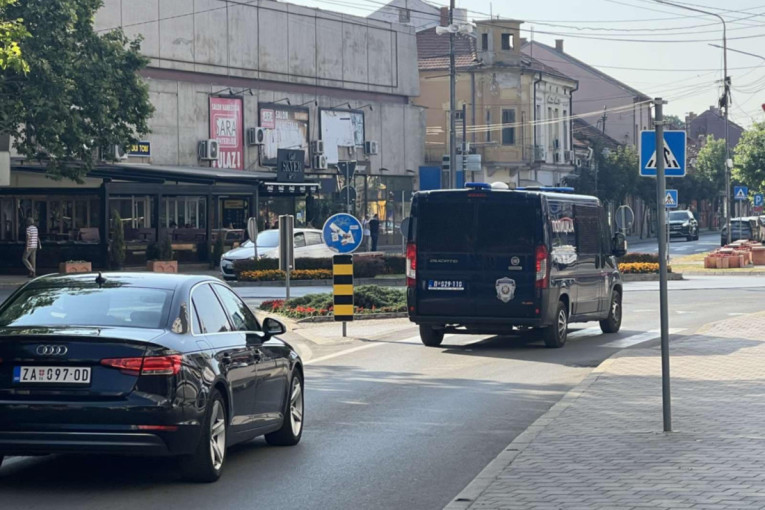 Neviđeni incident u Zaječaru! Napadnuti glasači, devojku udarili u lice i šutnuli! Tražili joj ličnu kartu