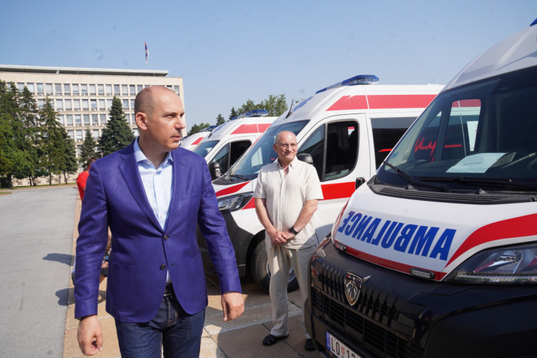 Lončar uručio nove sanitete rukovodiocima 26 zdravstvenih ustanova (FOTO)