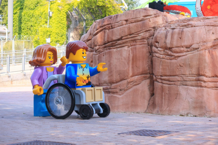 Osmogodišnji lego fan dobio protetičku ruku od lego kockica napravljenu po meri (FOTO)