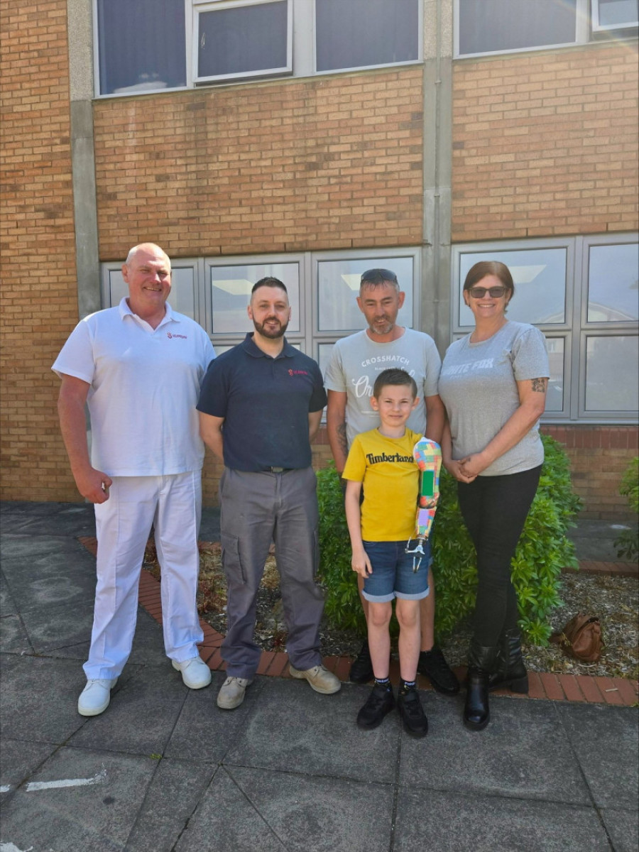 Osmogodišnji lego fan dobio protetičku ruku od lego kockica napravljenu po meri (FOTO)