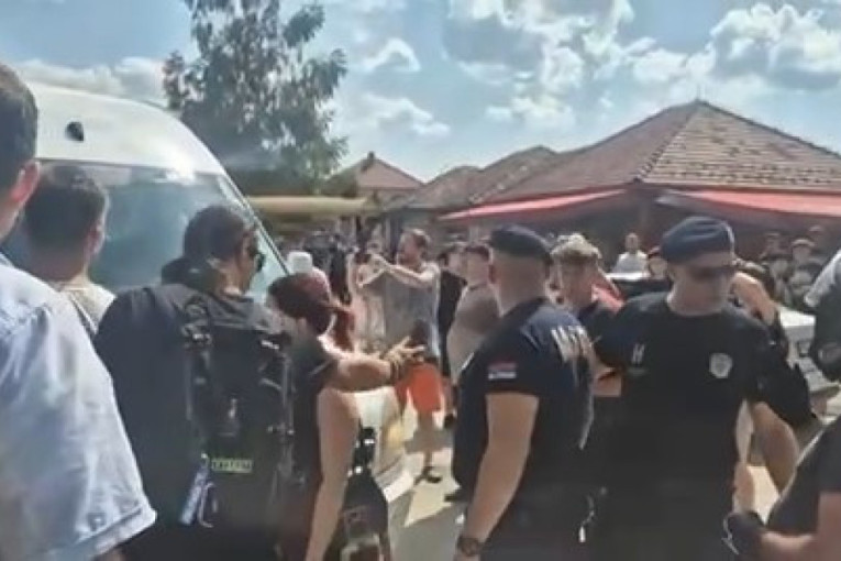 Jezivo nasilje!  Blokaderi nasrnuli na kombi sa radnicima! (FOTO/VIDEO)