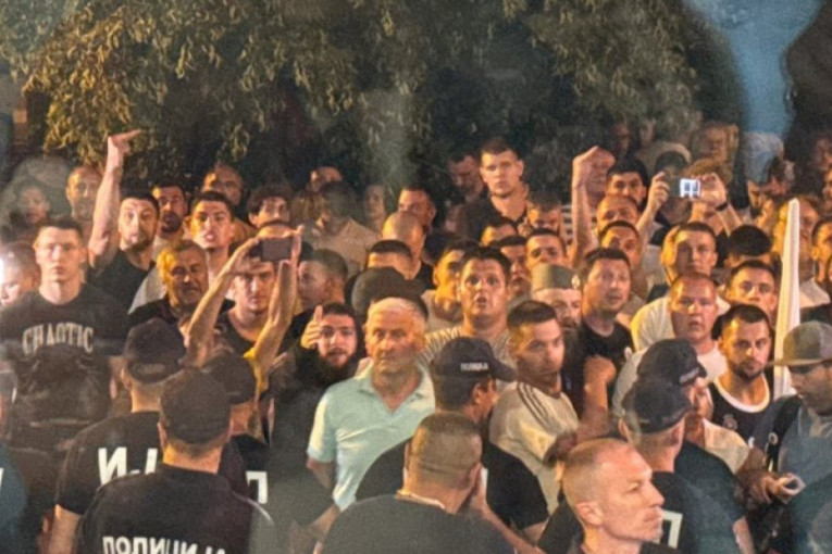 Teror blokadera u izbornoj noći: Novinari bili blokirani u zgradi, pa napadnuti! Opština gađana jajima, bilo i koškanja kod sedišta SNS