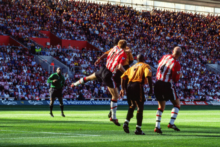 Ispisao je istoriju Premijer lige: Preminuo jedan od najpoznatijih fudbalskih sudija na planeti!