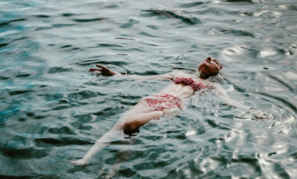 Sezona kupanja već počela! najhrabriji uskočili u ledeni Jadran (VIDEO)